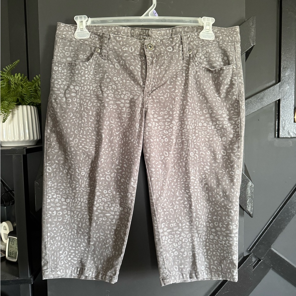 🎄5 for $20 
City Streets Gray Leopard Print Capri Pants Size 13